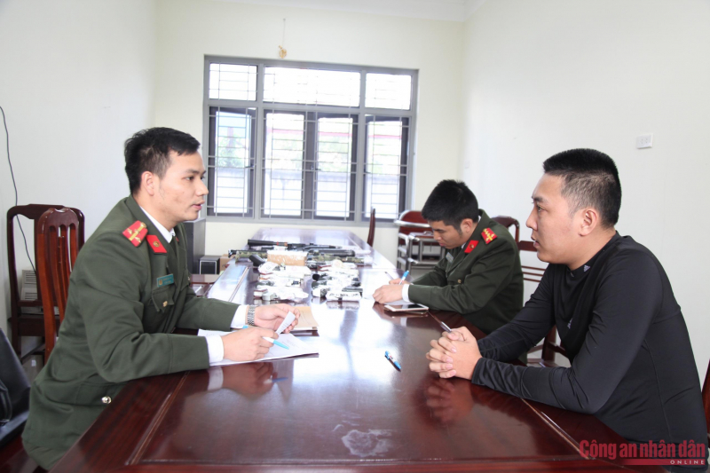 Thuê thợ cơ khí chế tạo súng quân dụng, chia nhỏ bộ phận 