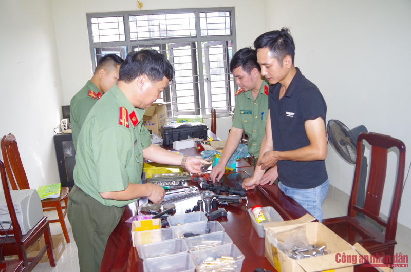 Thuê thợ cơ khí chế tạo súng quân dụng, chia nhỏ bộ phận 