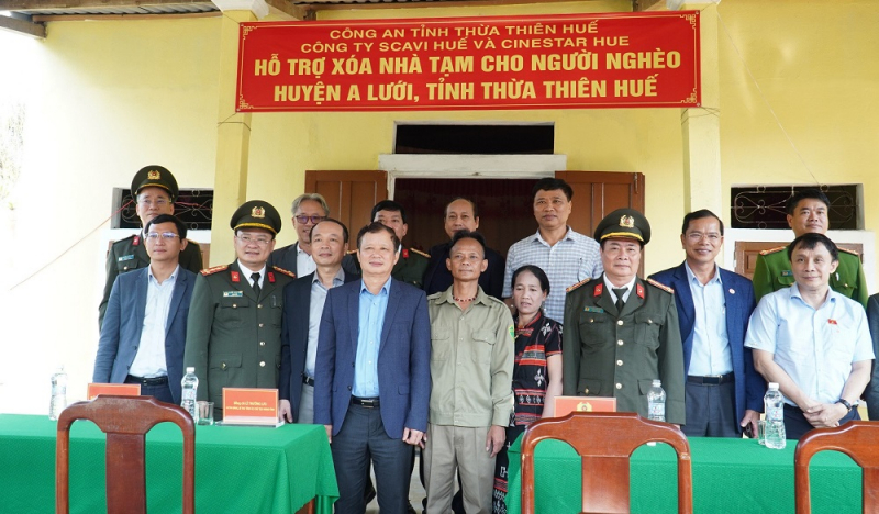 Công an Thừa Thiên Huế bàn giao 20 ngôi nhà cho các gia đình khó khăn -0
