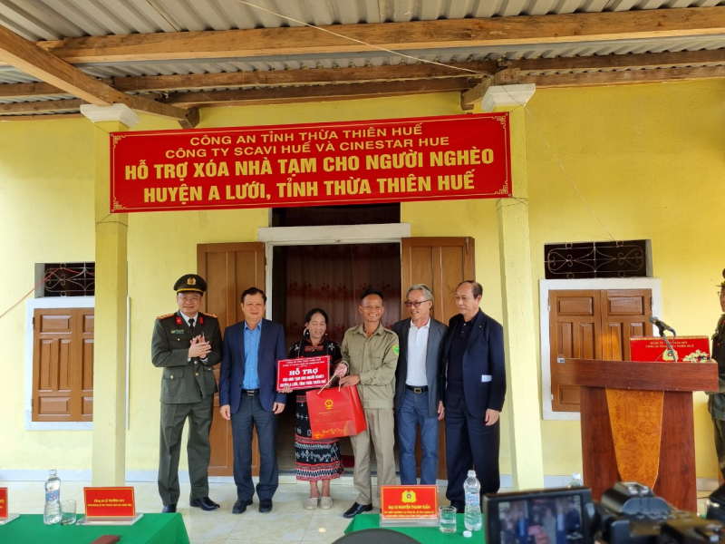 Công an Thừa Thiên Huế bàn giao 20 ngôi nhà cho các gia đình khó khăn -0
