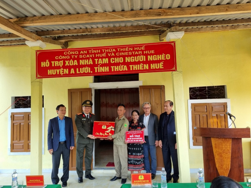 Công an Thừa Thiên Huế bàn giao 20 ngôi nhà cho các gia đình khó khăn -0