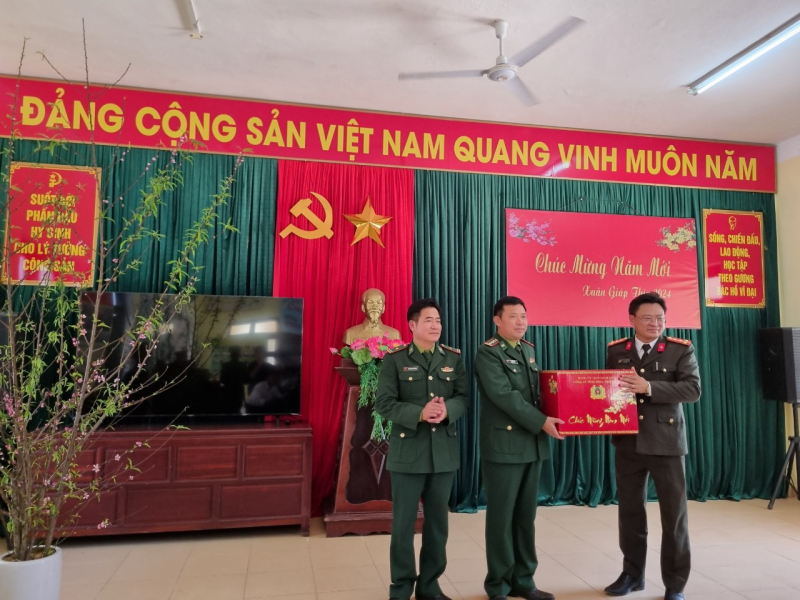Công an Thừa Thiên Huế bàn giao 20 ngôi nhà cho các gia đình khó khăn -0