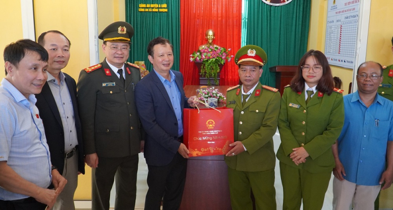 Công an Thừa Thiên Huế bàn giao 20 ngôi nhà cho các gia đình khó khăn -0