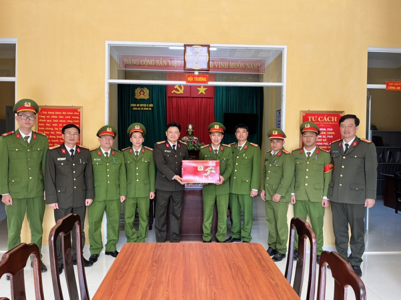 Công an Thừa Thiên Huế bàn giao 20 ngôi nhà cho các gia đình khó khăn -0