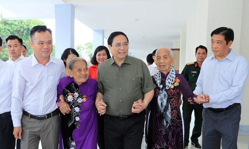 vna_potal_thu_tuong_tham_tang_qua_tet_doi_tuong_chinh_sach_tp_can_tho_7212815.jpg -0