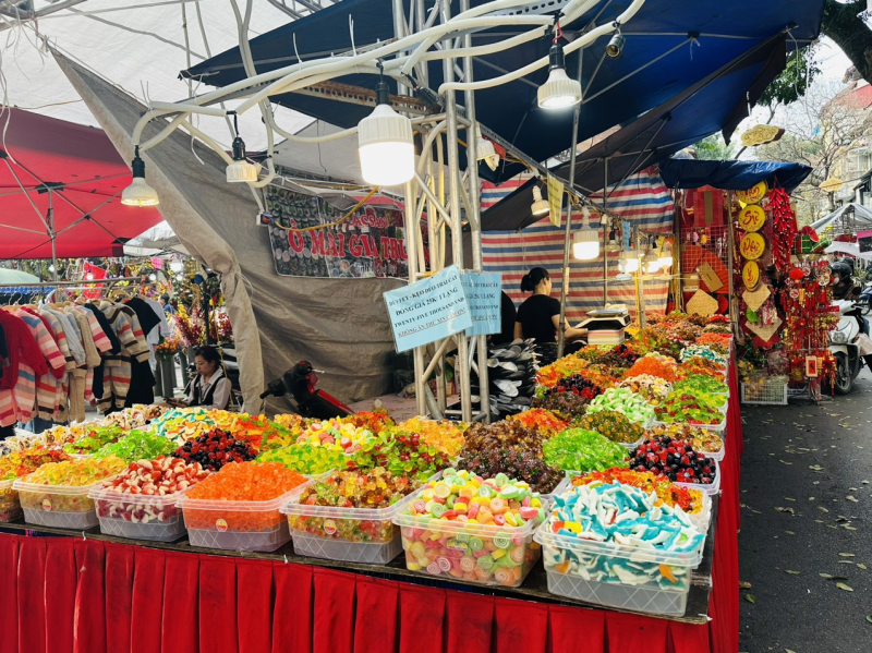 Chợ hoa Hàng Lược rực rỡ sắc màu cuối năm -0