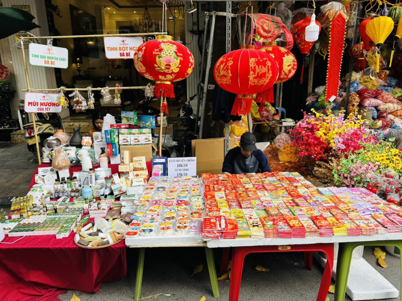 Chợ hoa Hàng Lược rực rỡ sắc màu cuối năm -0