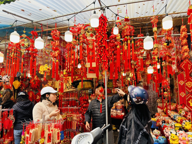 Chợ hoa Hàng Lược rực rỡ sắc màu cuối năm -0