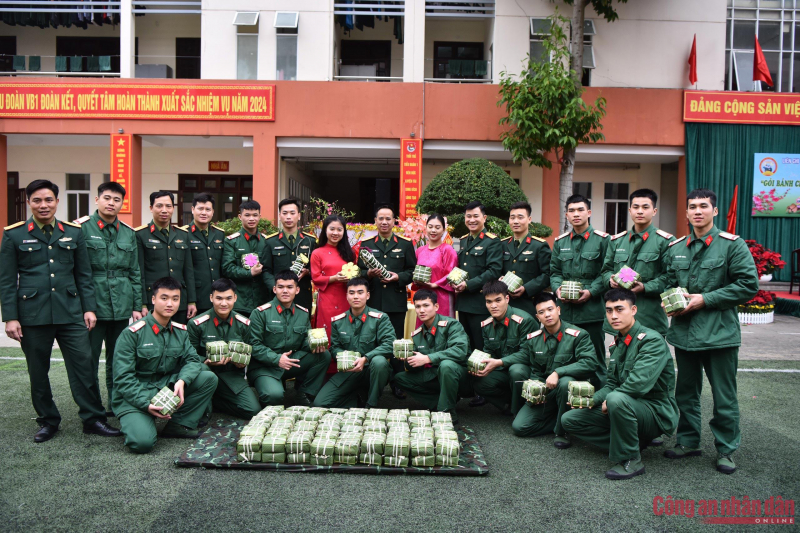 Hàng trăm bộ đội tham gia hội thi gói bánh chưng -0