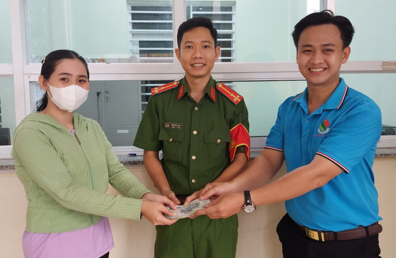 Nam sinh viên nhặt được ví tiền nhờ Công an tìm trả lại người đánh rơi -0