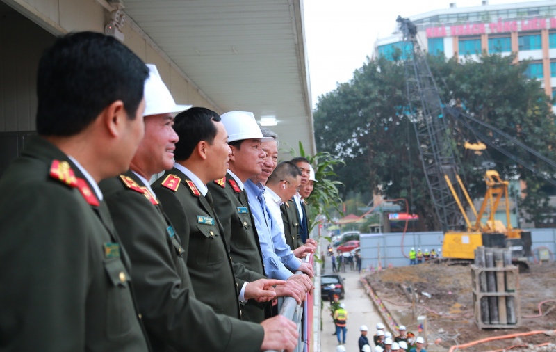 Bộ trưởng Tô Lâm thăm, chúc Tết sớm cán bộ, công nhân công trình Trụ sở Bộ Công an -0
