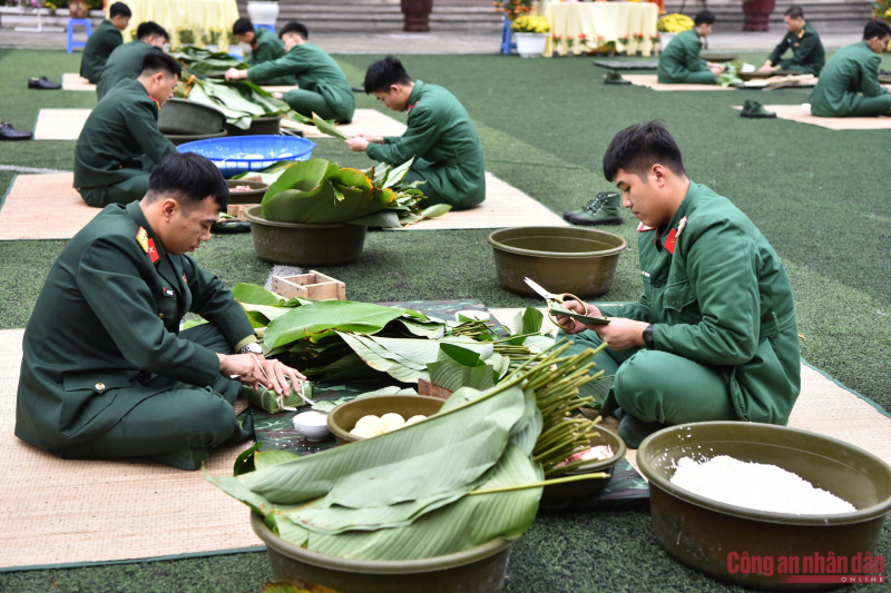 Hàng trăm bộ đội tham gia hội thi gói bánh chưng -0