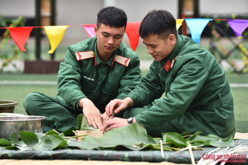 Hàng trăm bộ đội tham gia hội thi gói bánh chưng -0