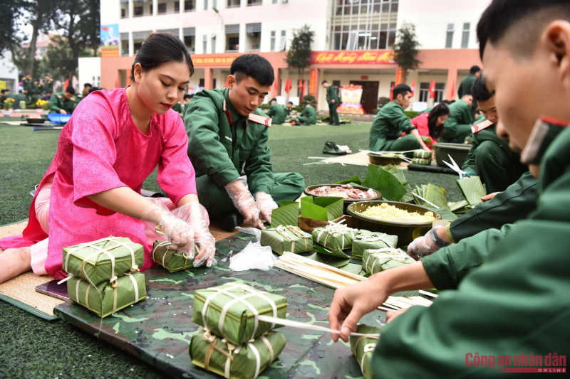 Hàng trăm bộ đội tham gia hội thi gói bánh chưng -0
