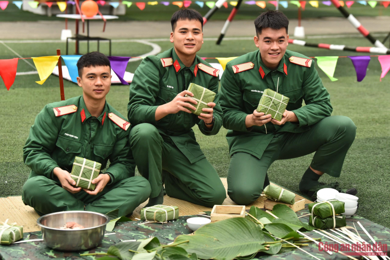 Hàng trăm bộ đội tham gia hội thi gói bánh chưng -0