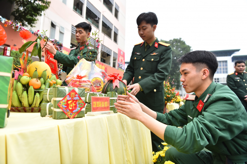 Hàng trăm bộ đội tham gia hội thi gói bánh chưng -0