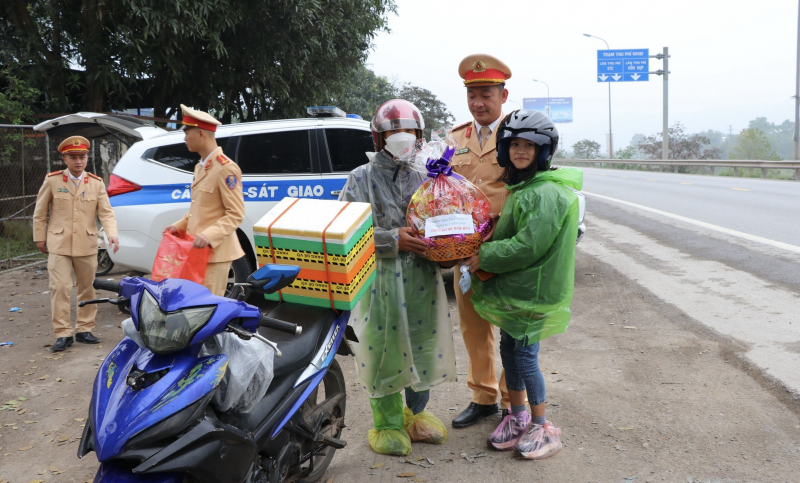  Cảnh sát giao thông tặng quà những người dân xa quê về ăn Tết -0