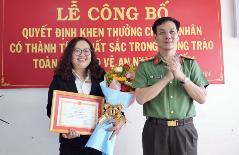 Khen thưởng nhân viên ngân hàng ngăn chặn vụ lừa đảo -0