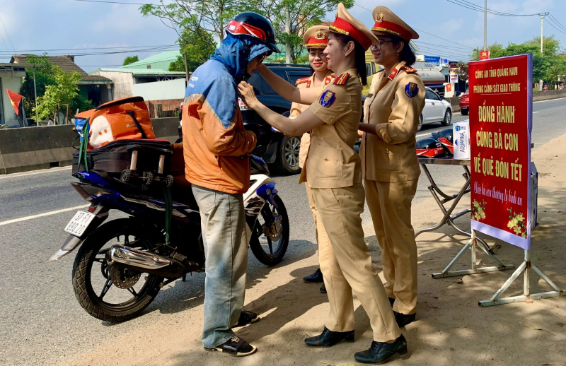 CSGT Quảng Nam, Quảng Ngãi sẻ chia vất vả với người dân về quê đón Tết -0