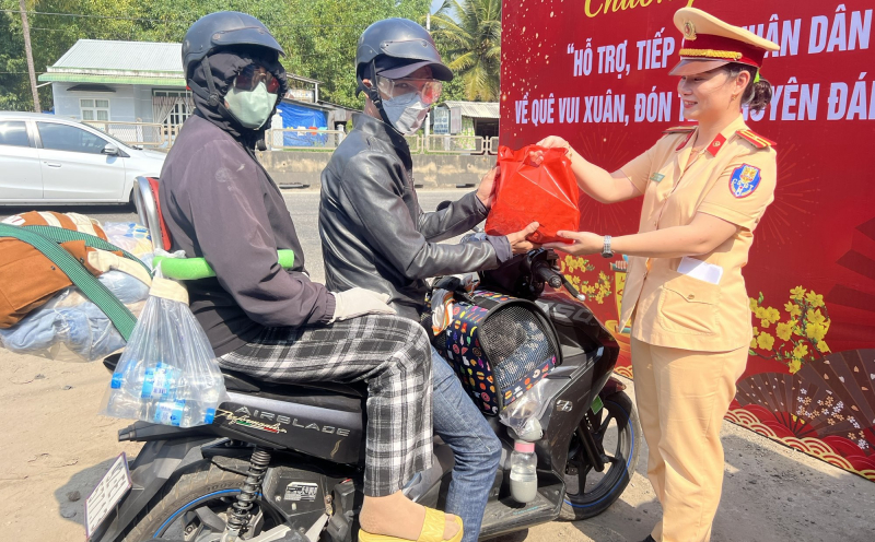 CSGT Quảng Nam, Quảng Ngãi sẻ chia vất vả với người dân về quê đón Tết -0