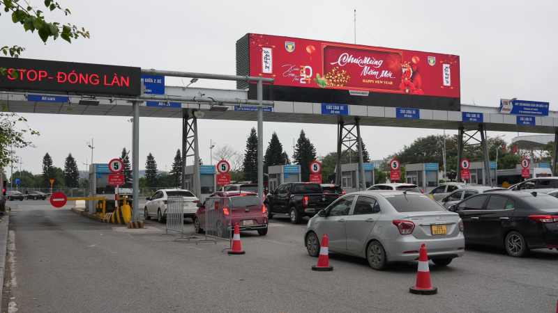 Bắt đầu triển khai thí điểm thu phí tự động không dừng với các phương tiện ra vào 2 sân bay quốc tế Nội Bài và Tân Sơn Nhất. -0