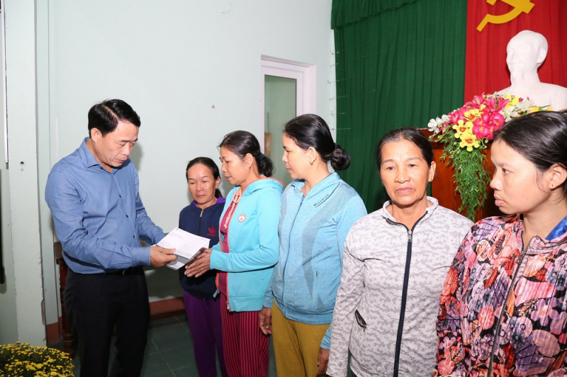 Deputy Minister Le Quoc Hung visits commune-level police in Thua Thien Hue -0