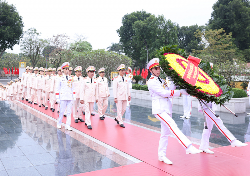 Lãnh đạo Đảng, Nhà nước và Bộ Công an vào Lăng viếng Chủ tịch Hồ Chí Minh -0