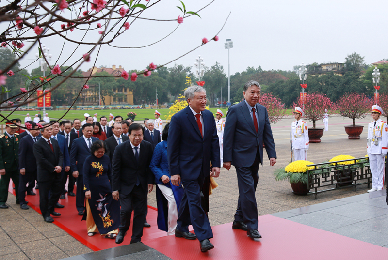 Lãnh đạo Đảng, Nhà nước và Bộ Công an vào Lăng viếng Chủ tịch Hồ Chí Minh -0