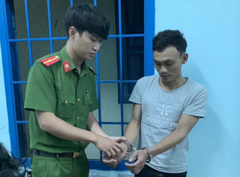 Truy tố 3 đối tượng trong vụ đẩy gỗ lậu xuống đường khiến cán bộ Công an bị thương nặng  -0