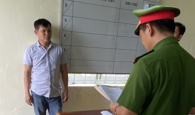Truy tố 3 đối tượng trong vụ đẩy gỗ lậu xuống đường khiến cán bộ Công an bị thương nặng -0