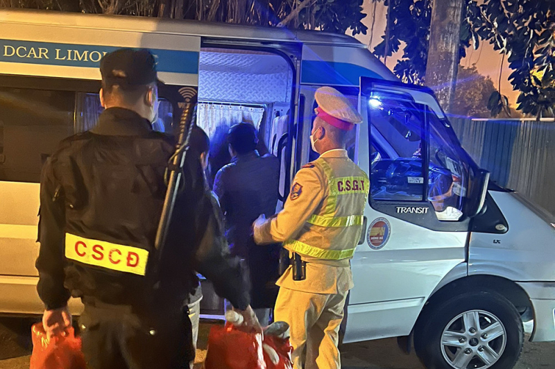 CSGT Hà Nội ứng trực 100% quân số, điều tiết giao thông cho người dân về quê đón Tết -0