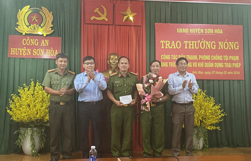 Vác súng quân dụng đến sòng bầu cua đe dọa kiếm tiền, bị người dân vây bắt -0