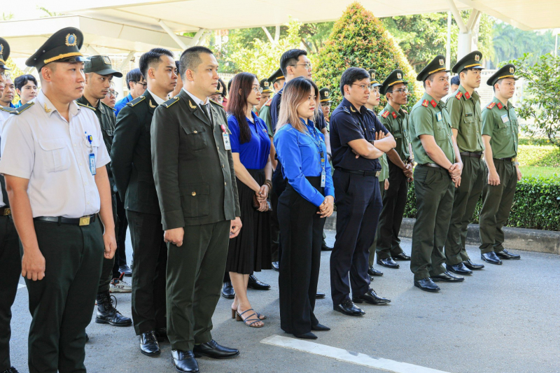 Chuyện về những người đón Tết muộn ở sân bay -0
