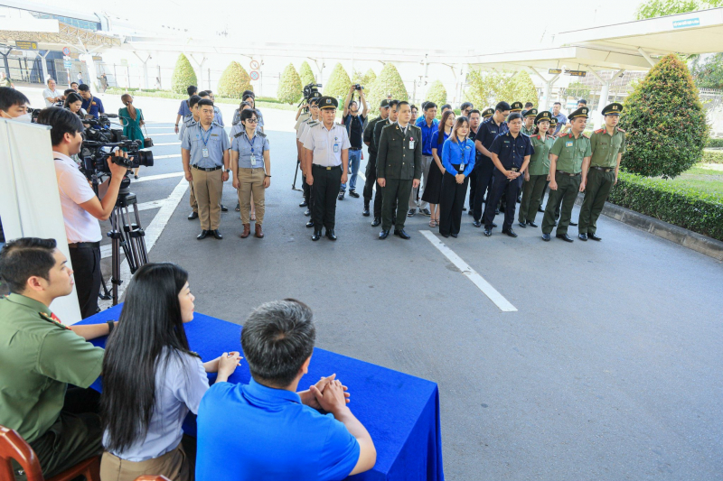 Chuyện về những người đón Tết muộn ở sân bay -1