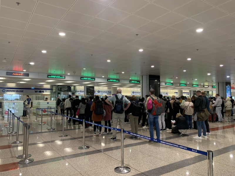 Chuyện về những người đón Tết muộn ở sân bay -0