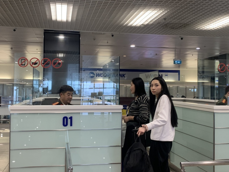 Chuyện về những người đón Tết muộn ở sân bay -1