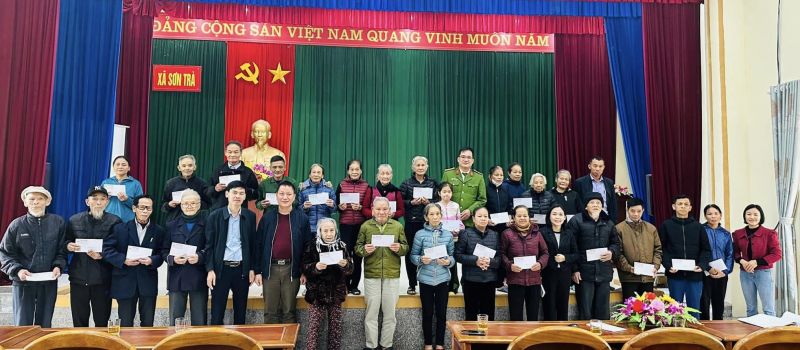 Báo CAND trao tặng quà tết “Xuân yêu thương năm 2024” -0