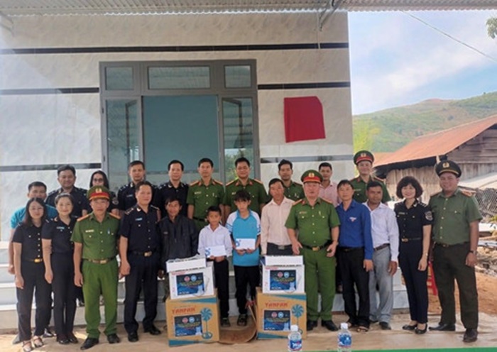 Hai em mồ côi cha mẹ được đón Tết trong căn nhà mới -0