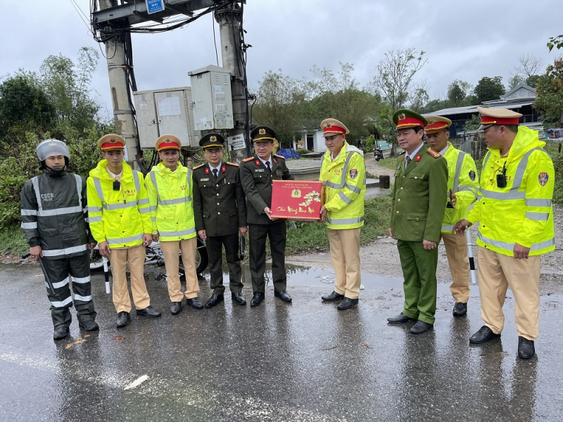 CSGT dầm mình trong mưa lạnh đảm bảo trật tự ATGT trên tuyến QL1A dịp Tết -0