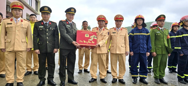 CSGT dầm mình trong mưa lạnh đảm bảo trật tự ATGT trên tuyến QL1A dịp Tết -0