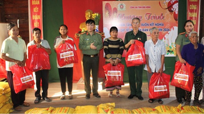 Hai em mồ côi cha mẹ được đón Tết trong căn nhà mới -0