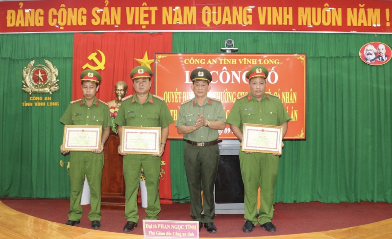 Khen thưởnG tập thể, cá nhân khám phá nhanh vụ giết người phân xác ở Vĩnh Long -0