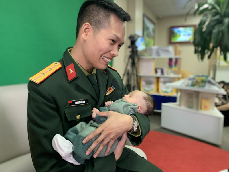 Mùa xuân hạnh phúc đầu tiên của những cặp vợ chồng hiếm muộn -0