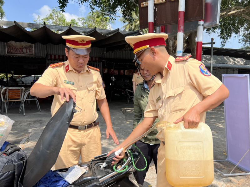 CSGT Công an Sóc Trăng hỗ trợ gần 30.000 lượt người về quê đón Tết -0