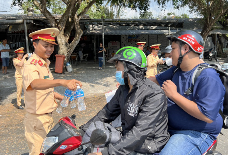 CSGT Công an Sóc Trăng hỗ trợ gần 30.000 lượt người về quê đón Tết -3