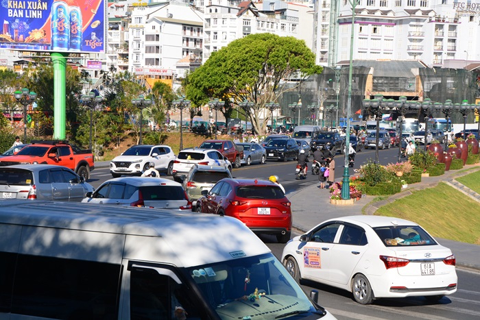Đèo Prenn thênh thang, du khách tung tăng lên Đà Lạt -0