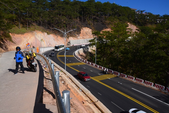 Đèo Prenn thênh thang, du khách tung tăng lên Đà Lạt -0