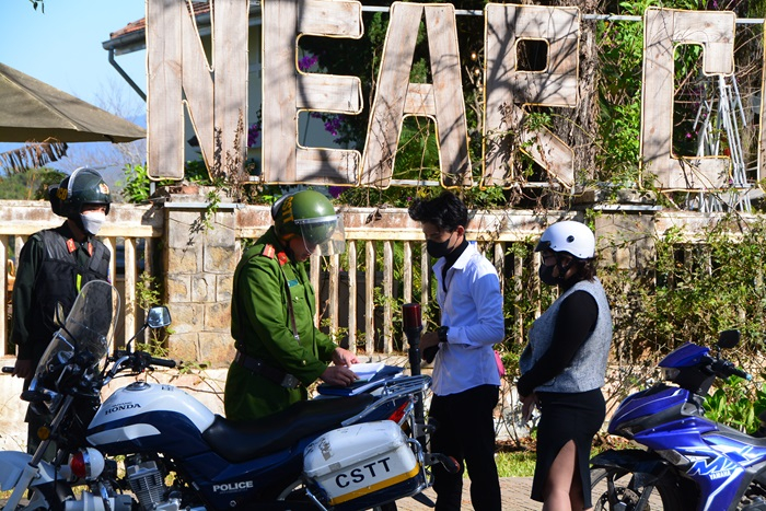 Đèo Prenn thênh thang, du khách tung tăng lên Đà Lạt -0