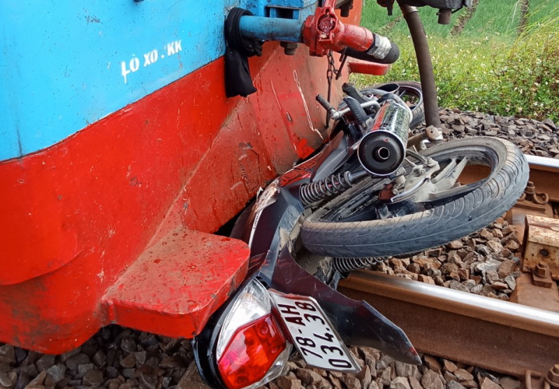  Đi xe máy băng qua đường sắt có cảnh báo tự động, hai người thương vong -0