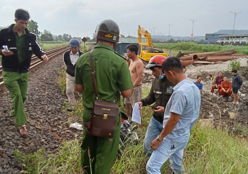  Đi xe máy băng qua đường sắt có cảnh báo tự động, hai người thương vong -0